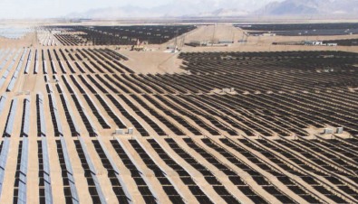 Mega-Solaranlagen in der Wüste erzeugen grünen Wasserstoff Grüner Strom und grünen Wasserstoff effektiv erzeugt